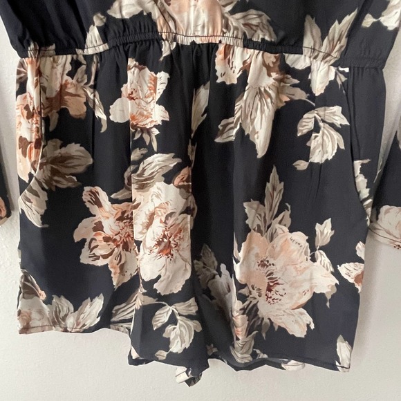 Lulu’s Floral Romper size S - Picture 6 of 14